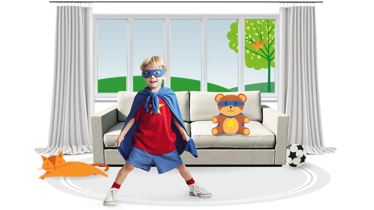 Niño vistiendo un traje de superhéroe en interiores.