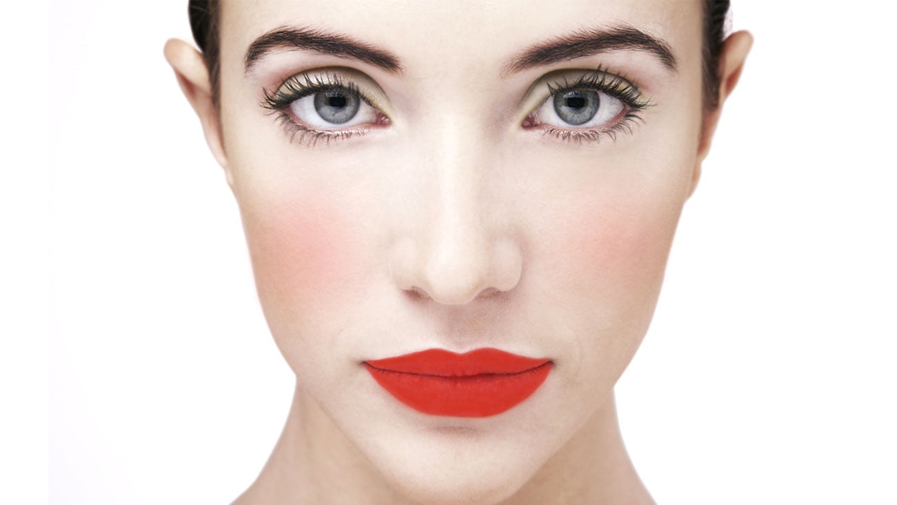 Mujer con lápiz labial rojo